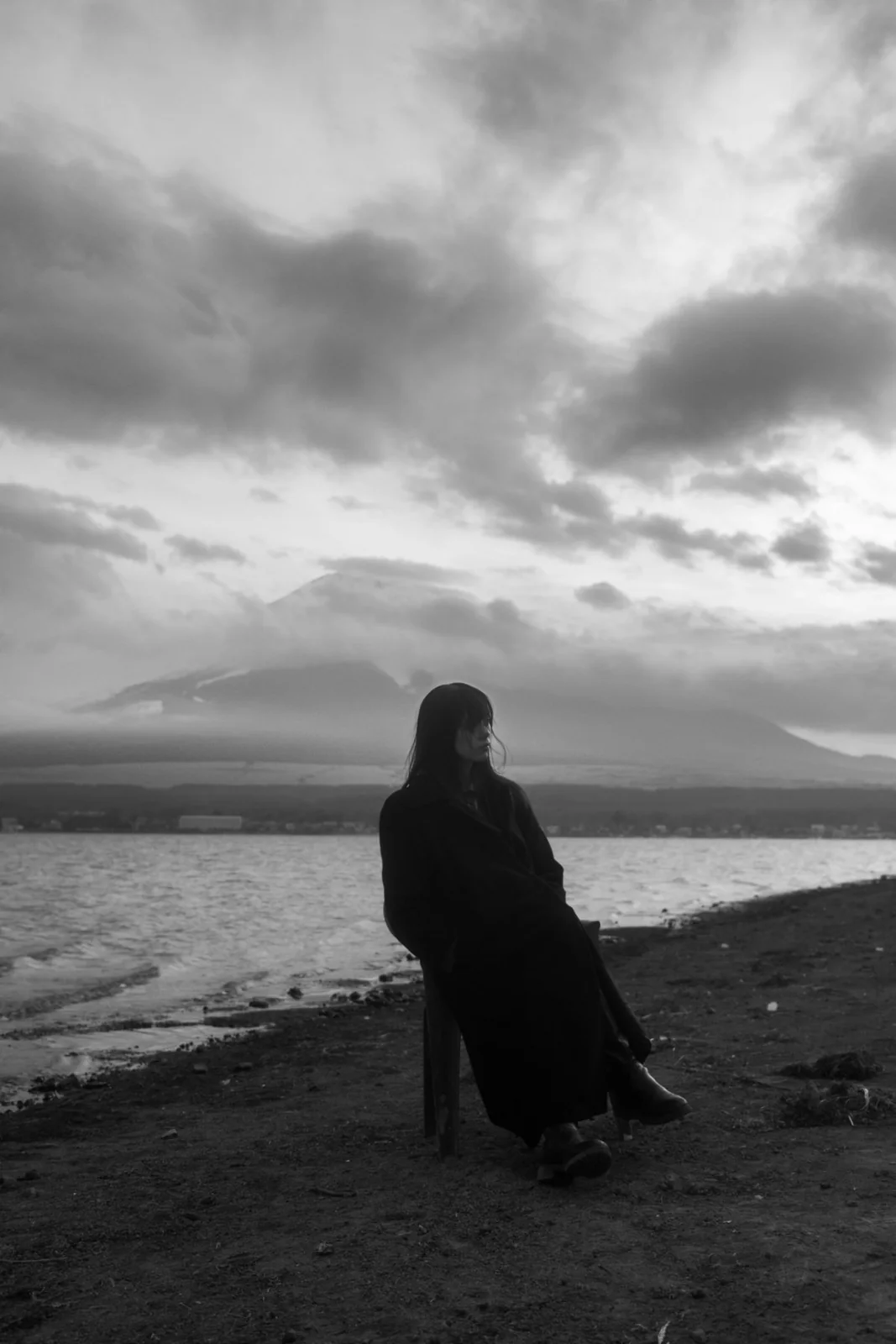 湖畔に佇む人物のスチール写真