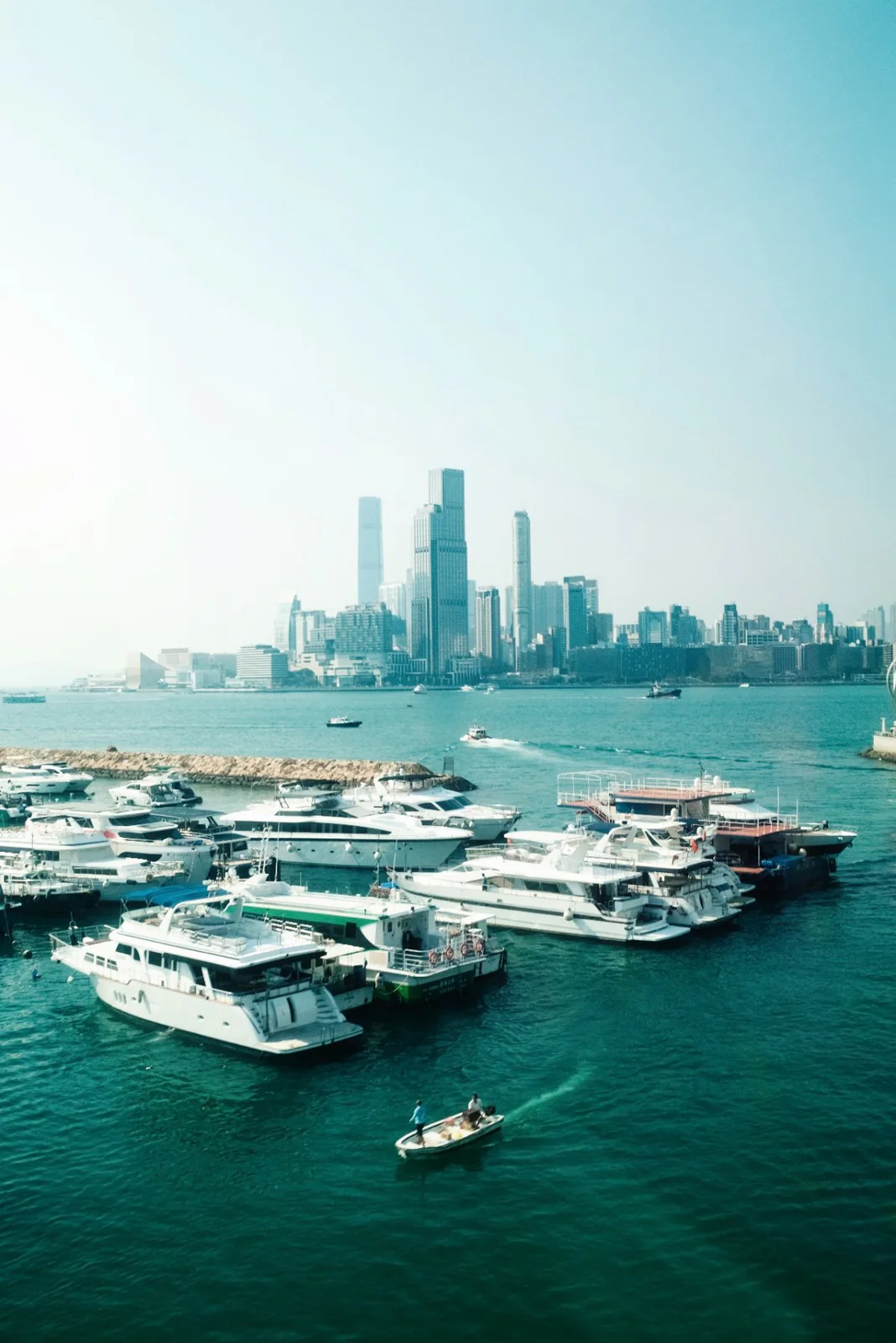 遠くの港を望む風景写真
